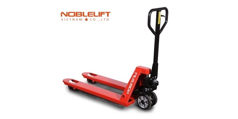 Xe nâng tay thấp dễ dàng sắp xếp cây cảnh mà không cần nâng lên quá cao