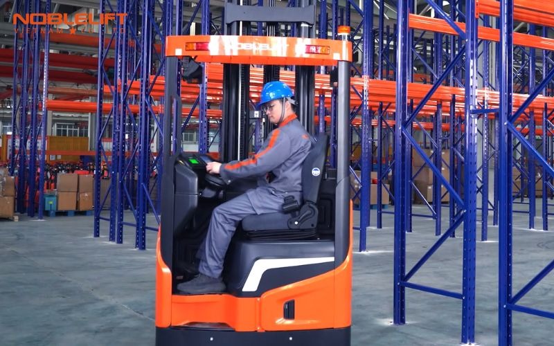 quy-trinh-van-hanh-xe-nang-reach-truck-1