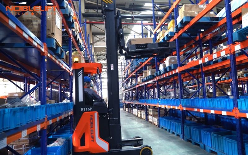 quy-trinh-van-hanh-xe-nang-reach-truck-3