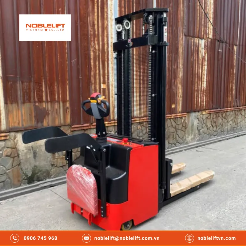 Nâng Cao Hiệu Suất Làm Việc Trong Kho Nếu Sở Hữu Xe Nâng Tự Động Có Bệ Đứng Lái Hiện Đại