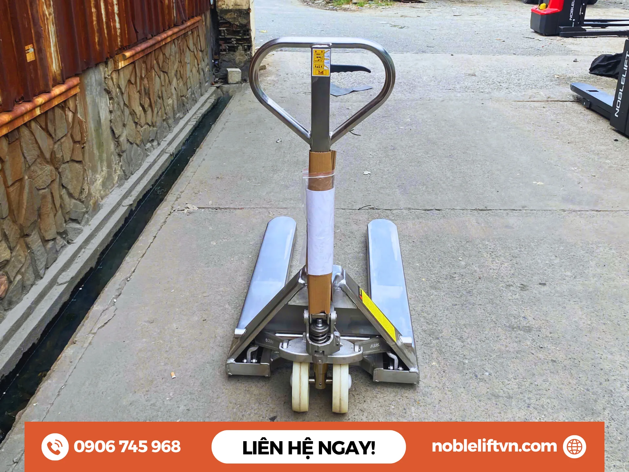 Ưu điểm nổi bật của xe nâng tay inox 2500kg ACS25 Noblelift càng rộng bánh nylon