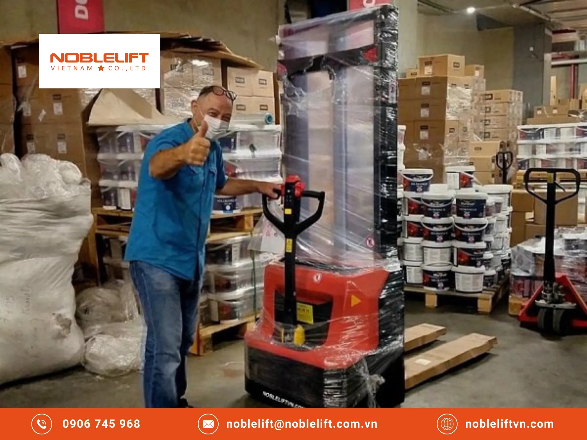 Tại sao cần giảm sức lao động bằng xe nâng điện đứng lái đi bộ lái trong kho hàng?