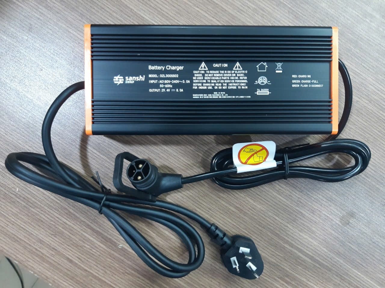 Sử dụng bộ sạc pin chính hãng