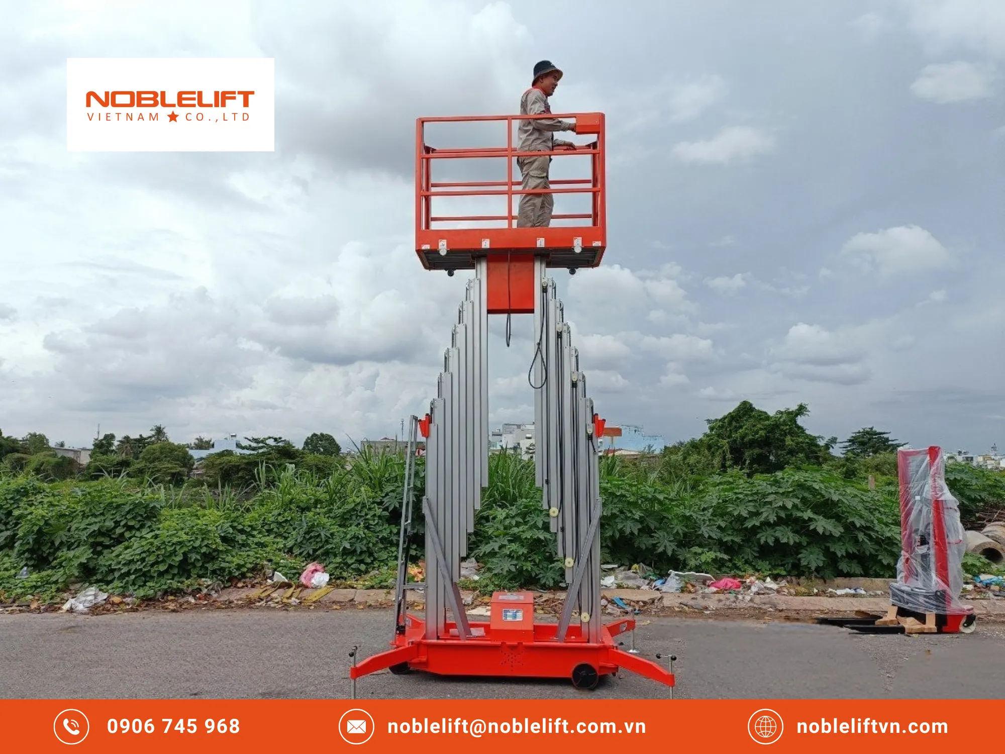 Chọn thang nâng người phù hợp dựa trên chiều cao tiếp cận bảng hiệu