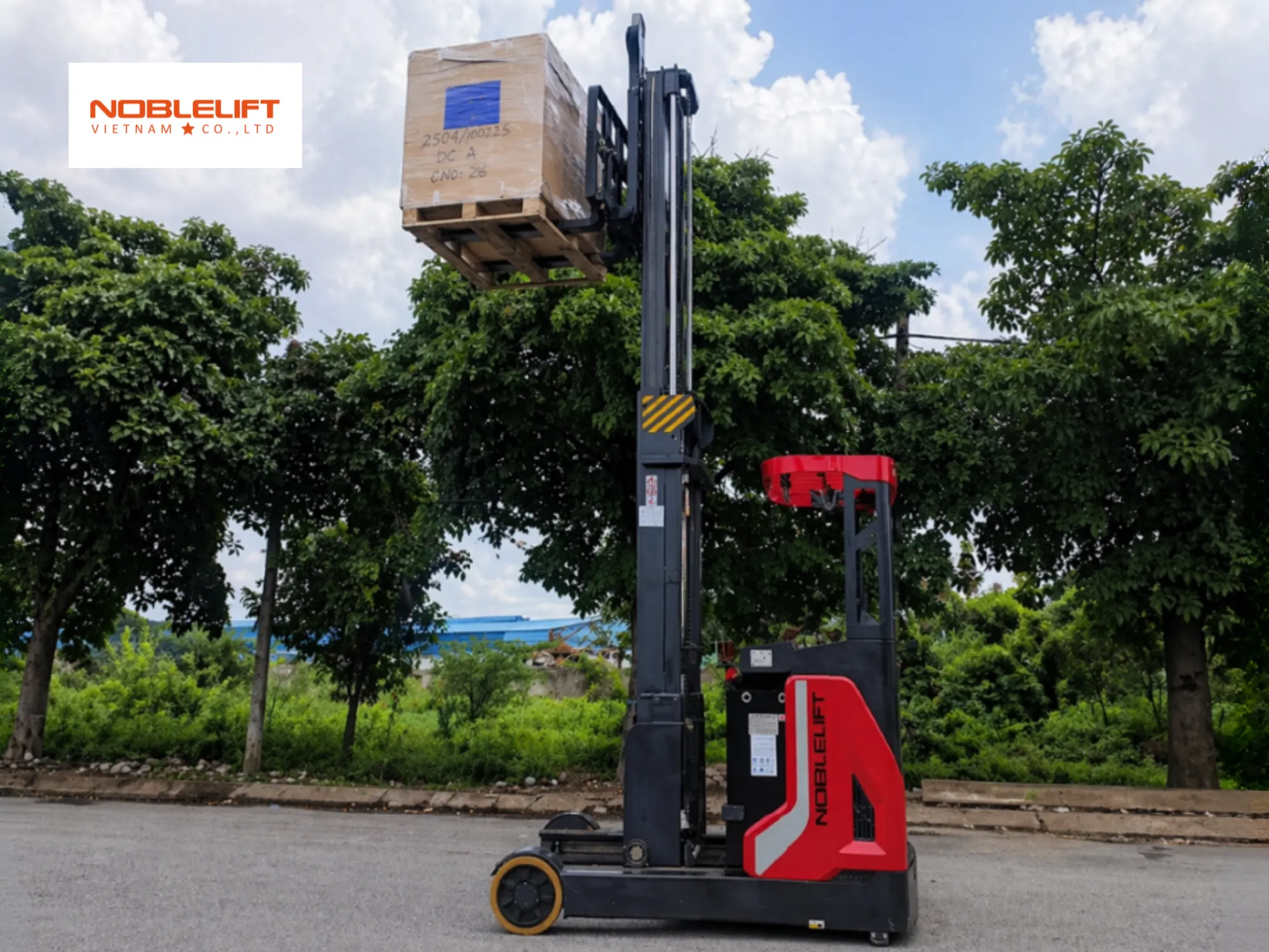 Lưu trữ và nâng cao hàng hóa bằng công nghệ tiên tiến từ xe nâng điện reach truck