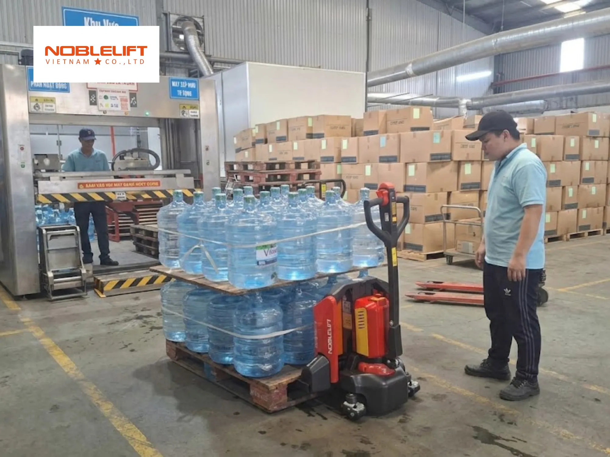 Tốc độ di chuyển giúp đạt hiệu suất xuất kho nhờ xe nâng điện thấp