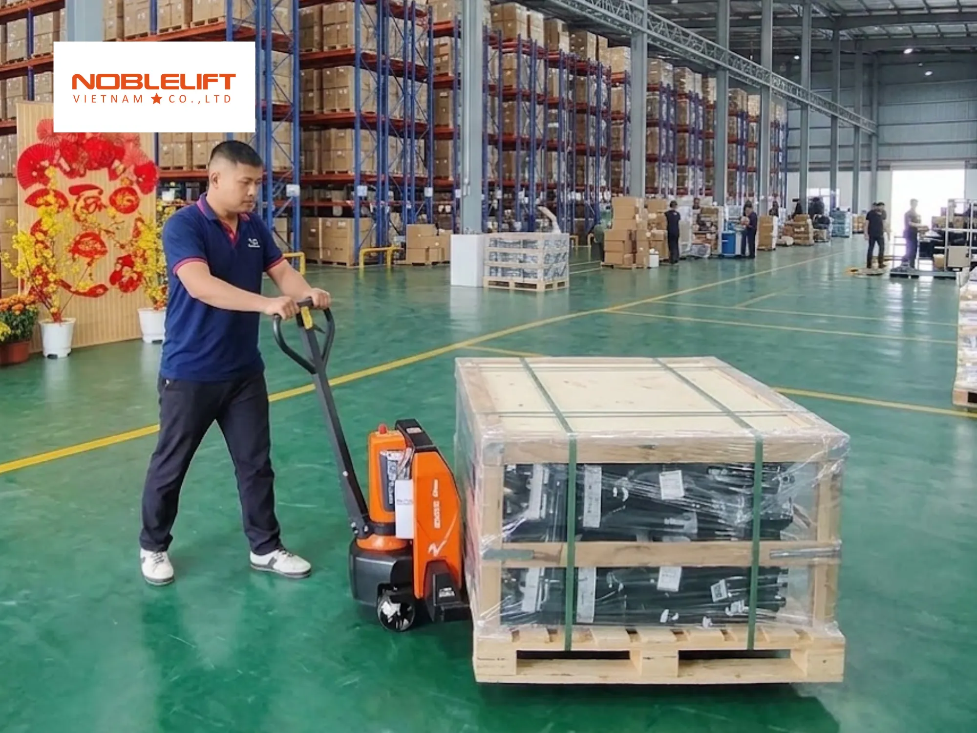 Tối ưu thời gian sạc để đạt hiệu suất xuất kho nhờ xe nâng điện thấp