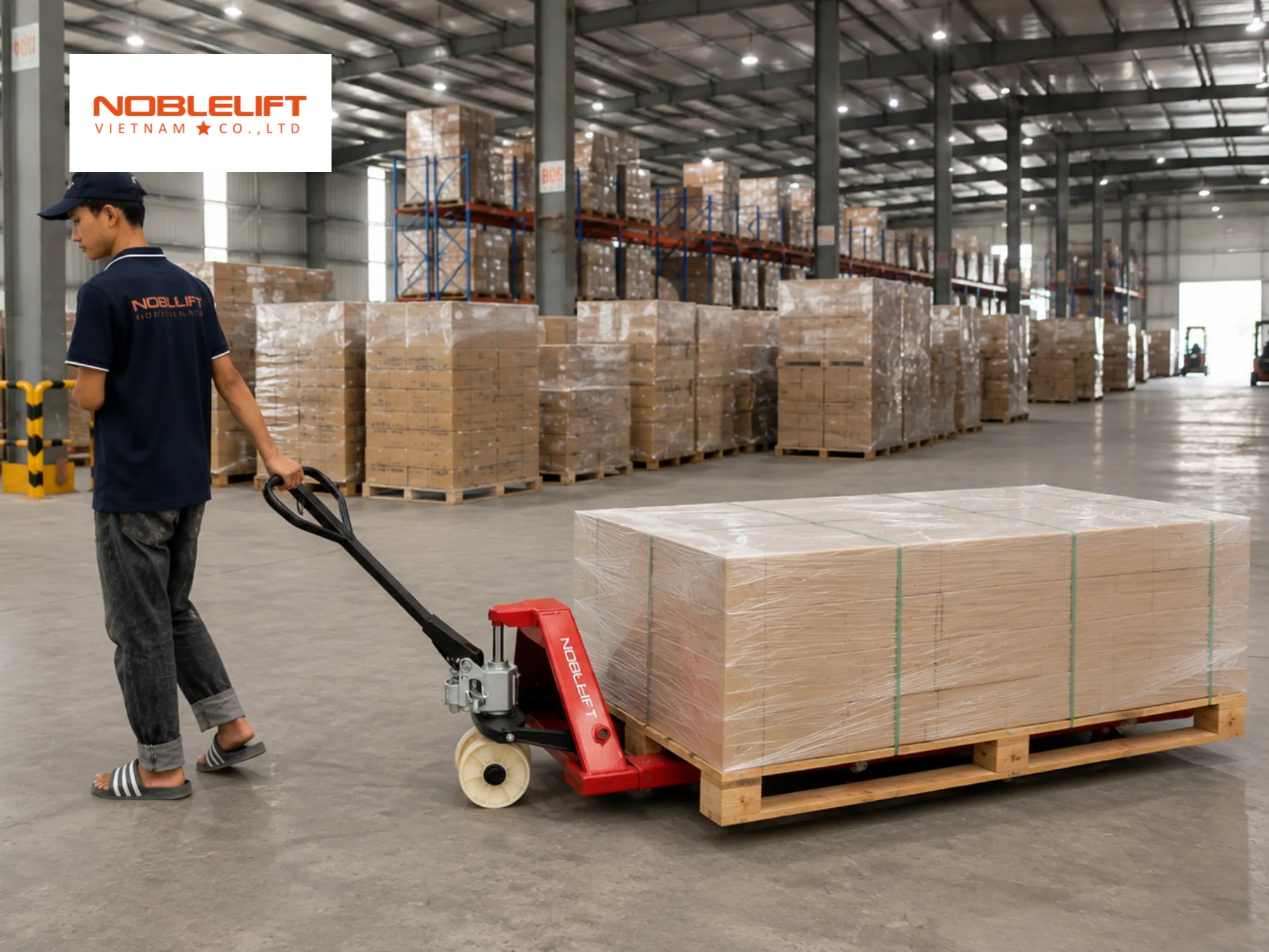 Độ bền gầm khung khi di chuyển kiện pallet gỗ nội bộ bằng xe nâng tay
