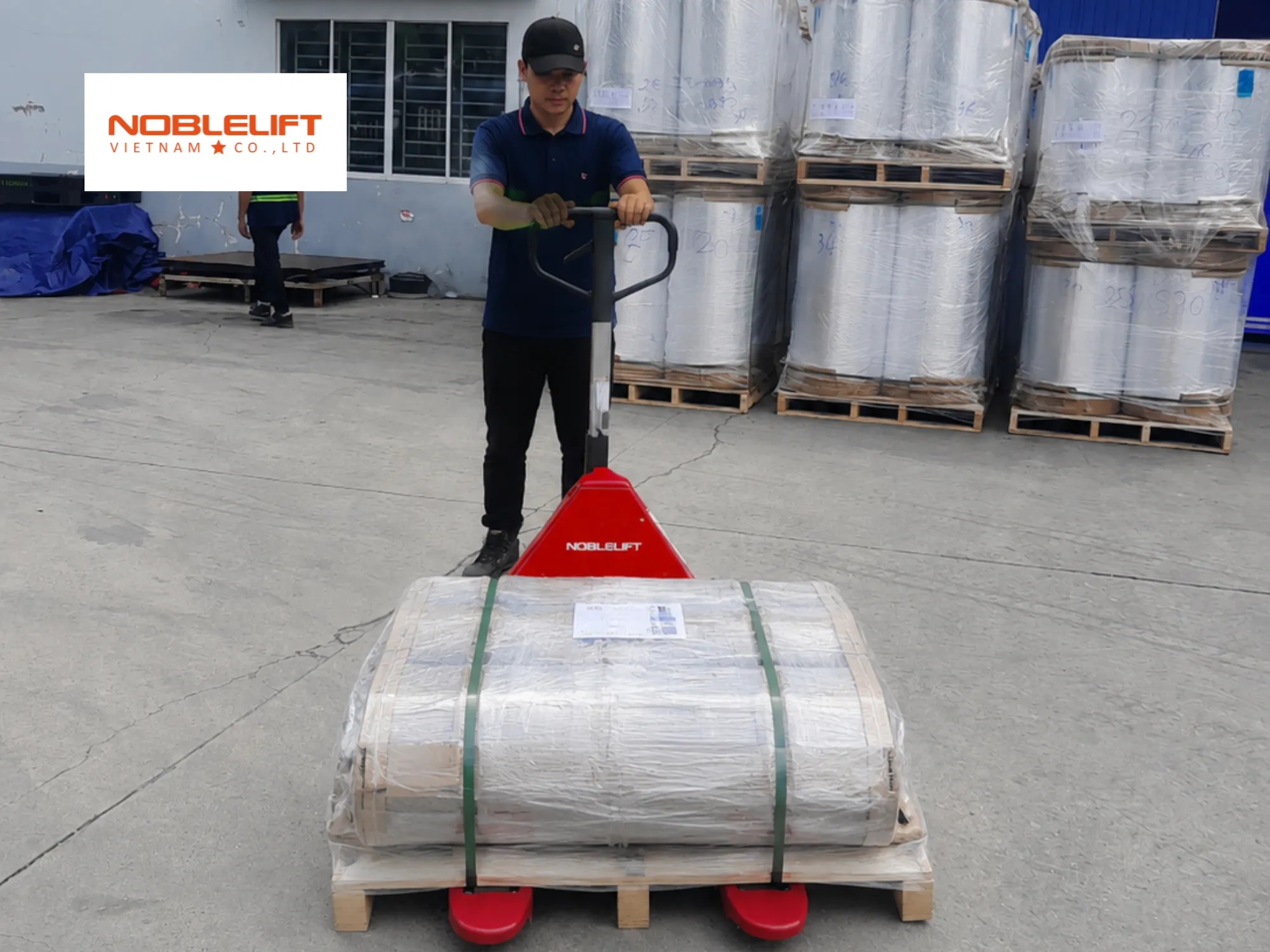 Cụm bơm thủy lực hỗ trợ di chuyển kiện pallet gỗ nội bộ bằng xe nâng tay
