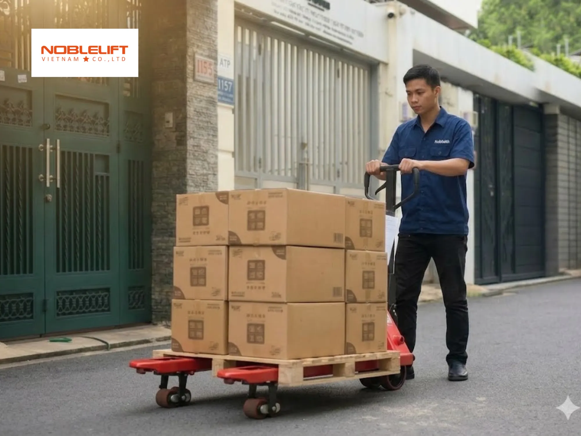 Tính di động cao khi di chuyển kiện pallet gỗ nội bộ bằng xe nâng tay