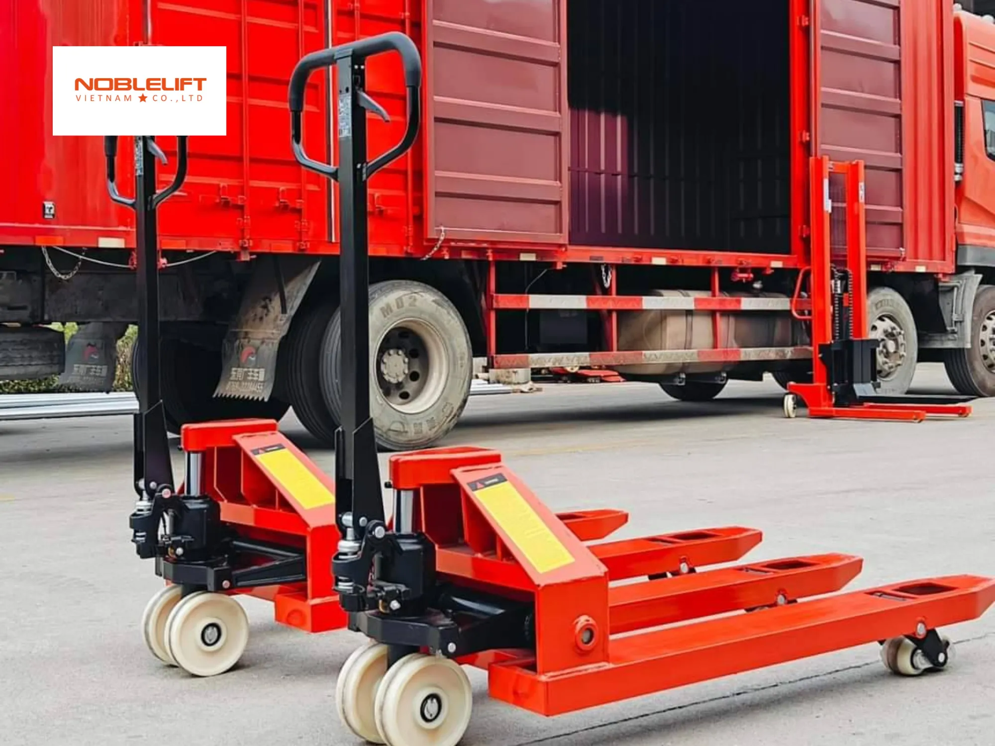 Giải pháp di chuyển kiện pallet gỗ nội bộ bằng xe nâng tay tiết kiệm