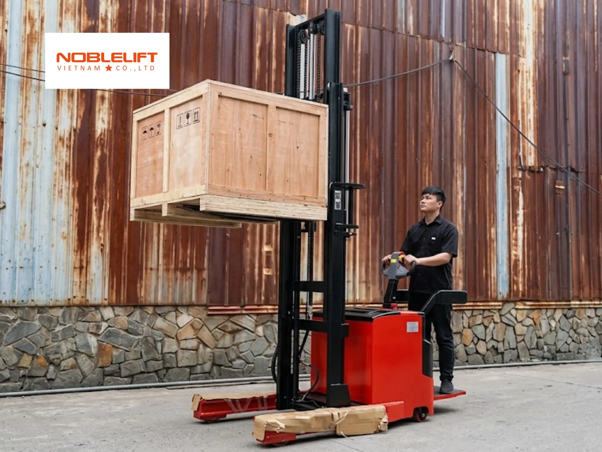 Điều khiển xe nâng đứng lái có bệ đứng lái di chuyển tốc độ cao