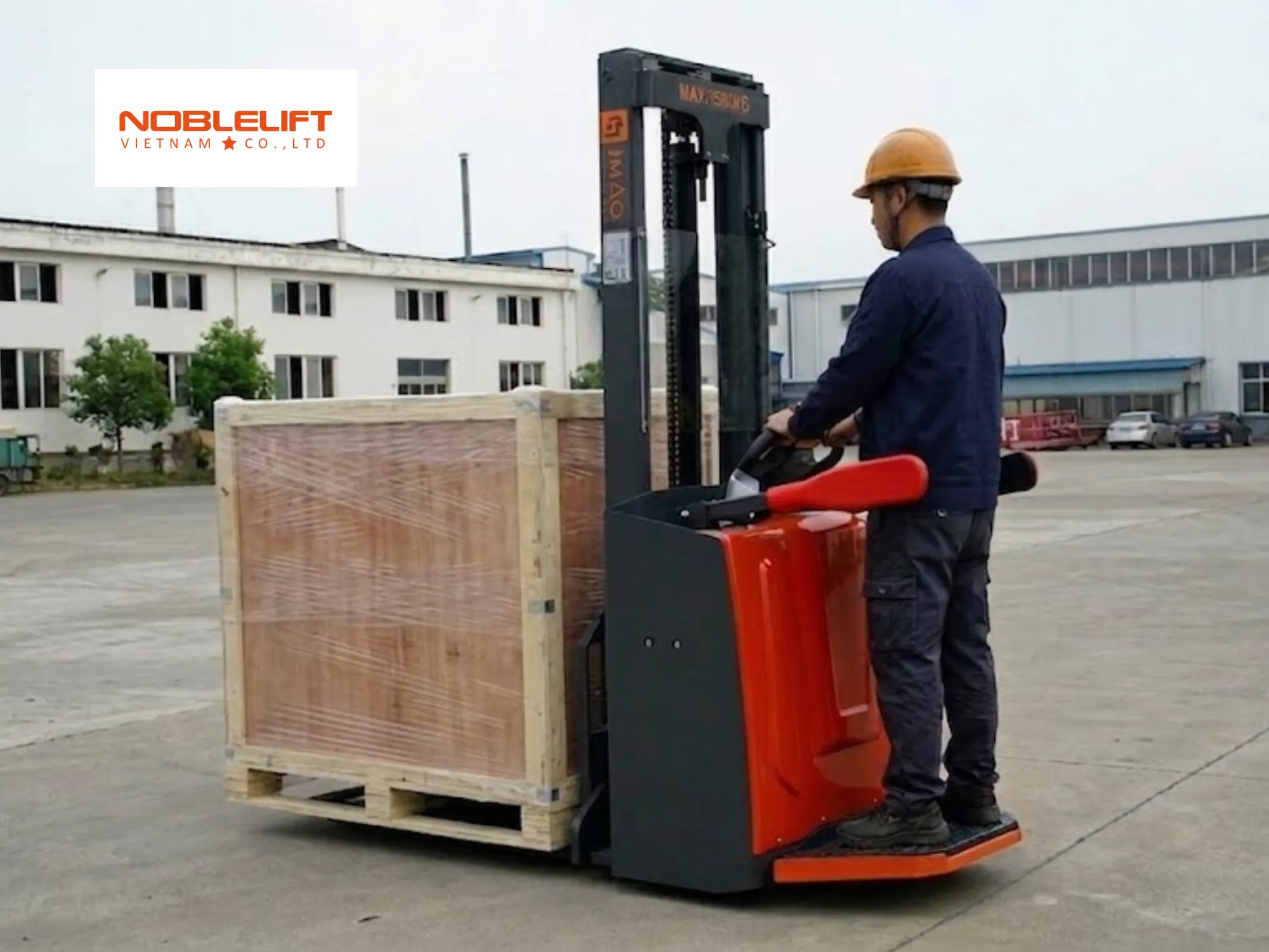 Quy tắc an toàn khi điều khiển xe nâng đứng lái có bệ đứng lái tốc độ cao