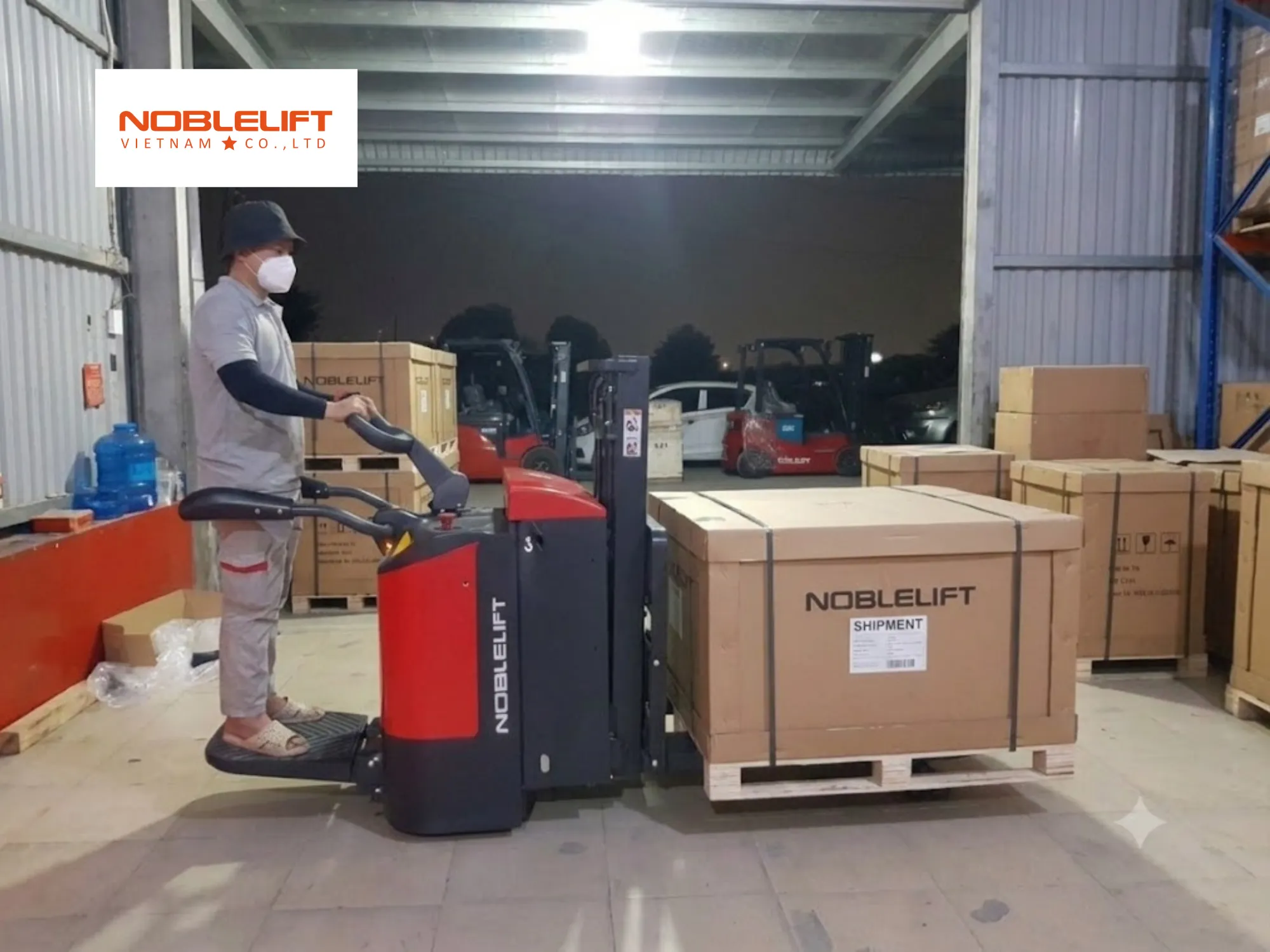 Lợi thế từ động cơ giúp điều khiển xe nâng đứng lái có bệ đứng lái nhanh chóng
