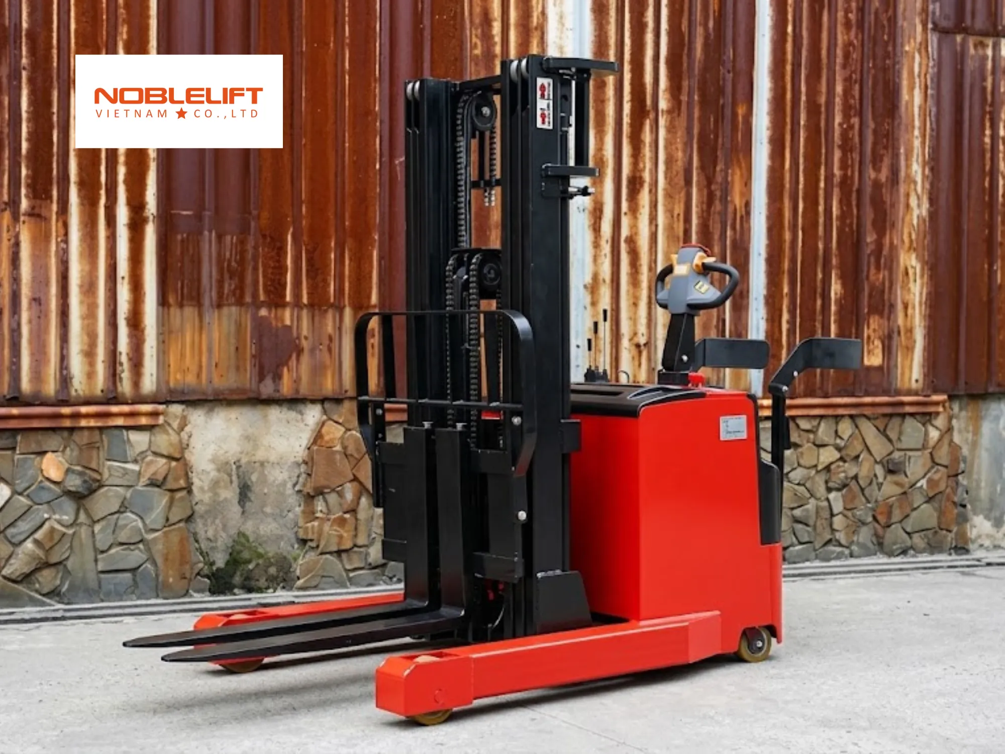 Công nghệ phanh khi điều khiển xe nâng đứng lái có bệ đứng lái vận tốc lớn