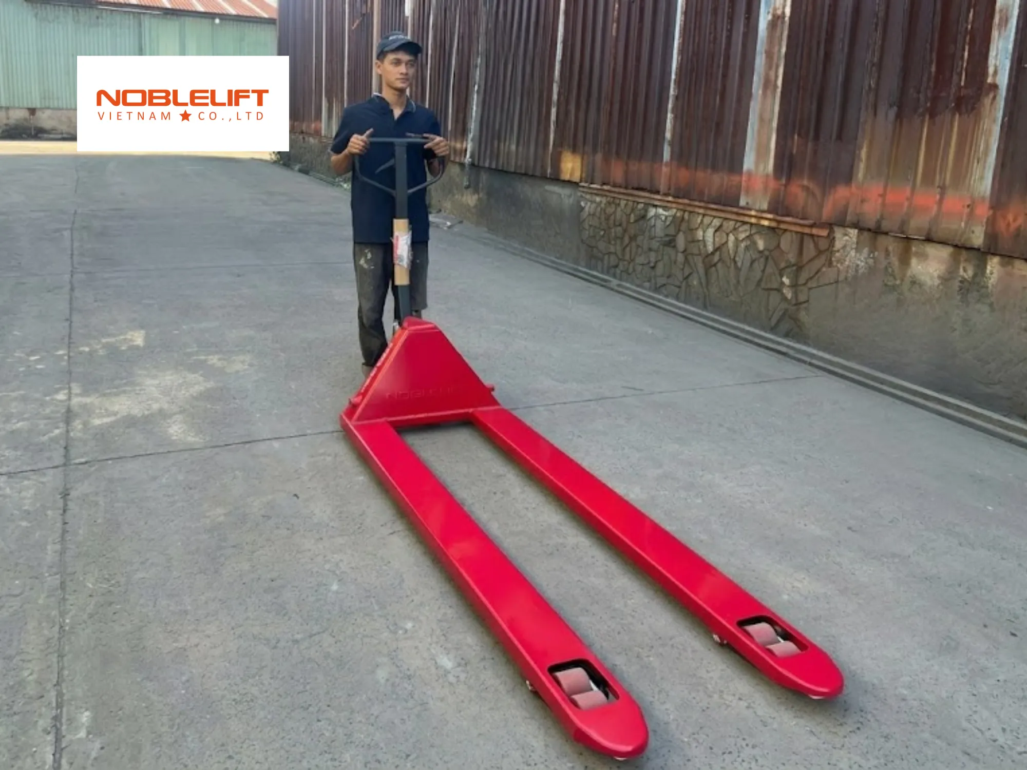 Giải pháp dùng xe nâng tay siêu dài để bốc dỡ các kiện máy móc nguyên khối lớn