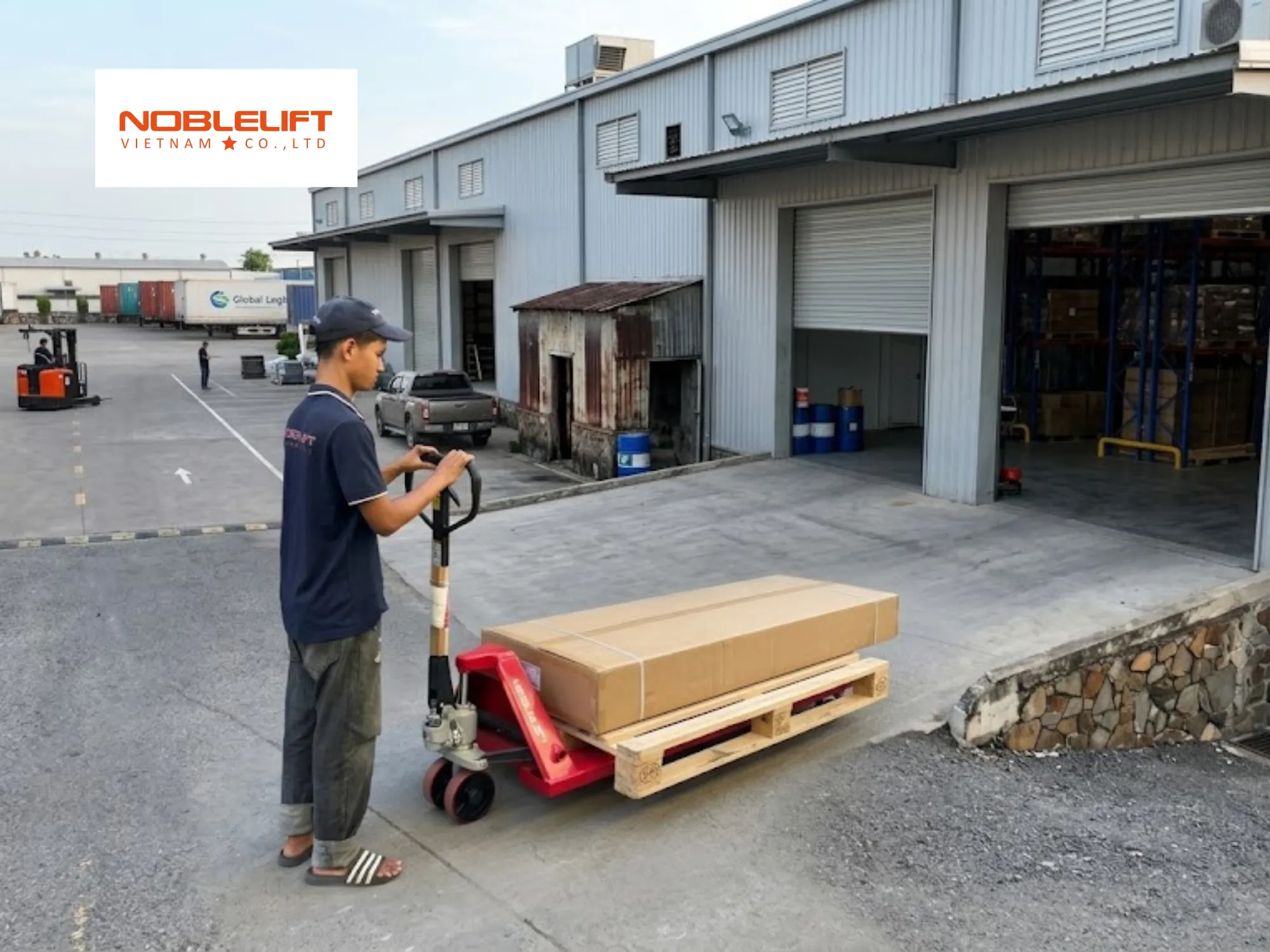 Lợi ích thực tế từ giải pháp dùng xe nâng tay siêu dài cho máy móc quá khổ