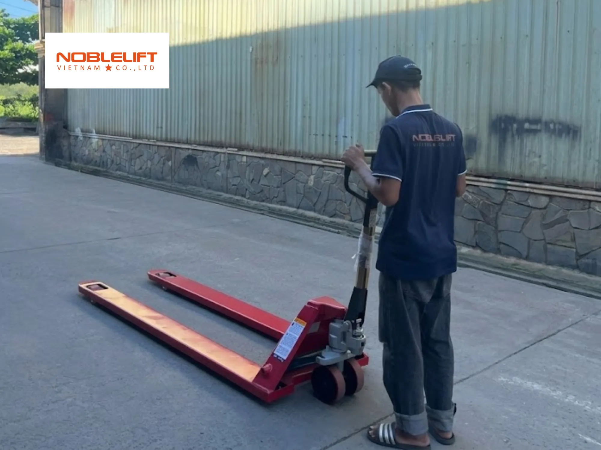 Quy trình vận hành an toàn trong giải pháp dùng xe nâng tay siêu dài tại kho