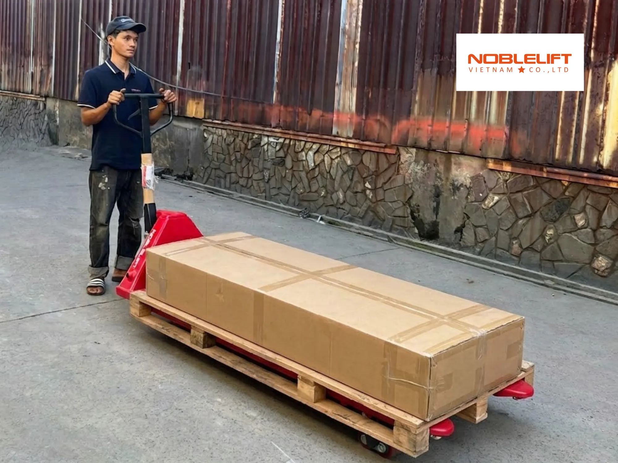 Chọn bánh xe phù hợp cho giải pháp dùng xe nâng tay siêu dài trong nhà xưởng