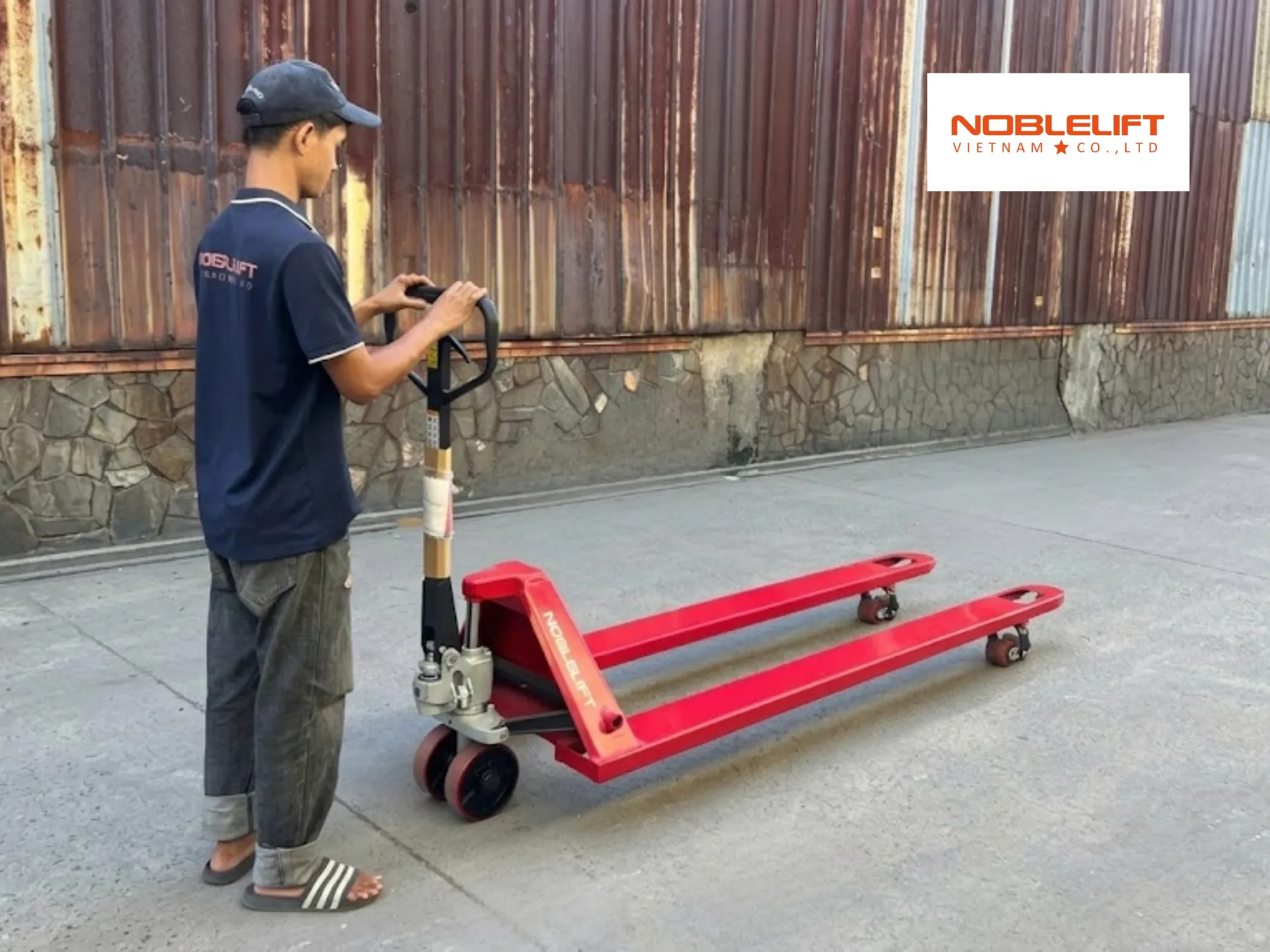Nhận tư vấn giải pháp dùng xe nâng tay siêu dài tại Noblelift Việt Nam