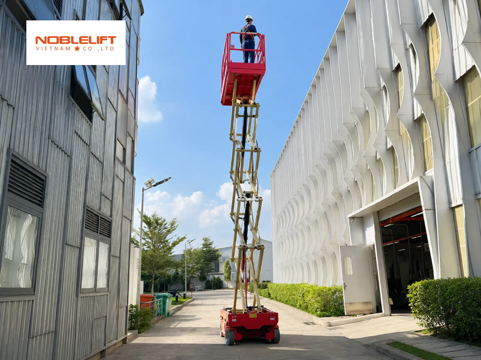 Thiết kế sàn làm việc hạn chế rủi ro ngã cao nhờ thang nâng người