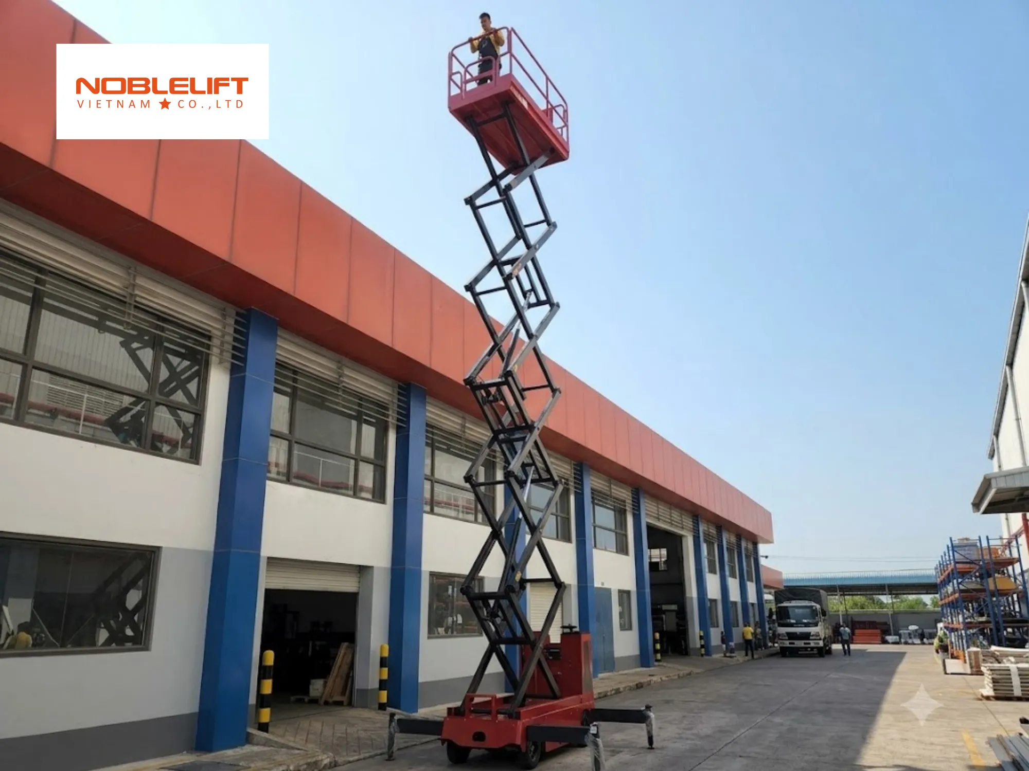 Ý thức thợ kỹ thuật hạn chế rủi ro ngã cao nhờ thang nâng người