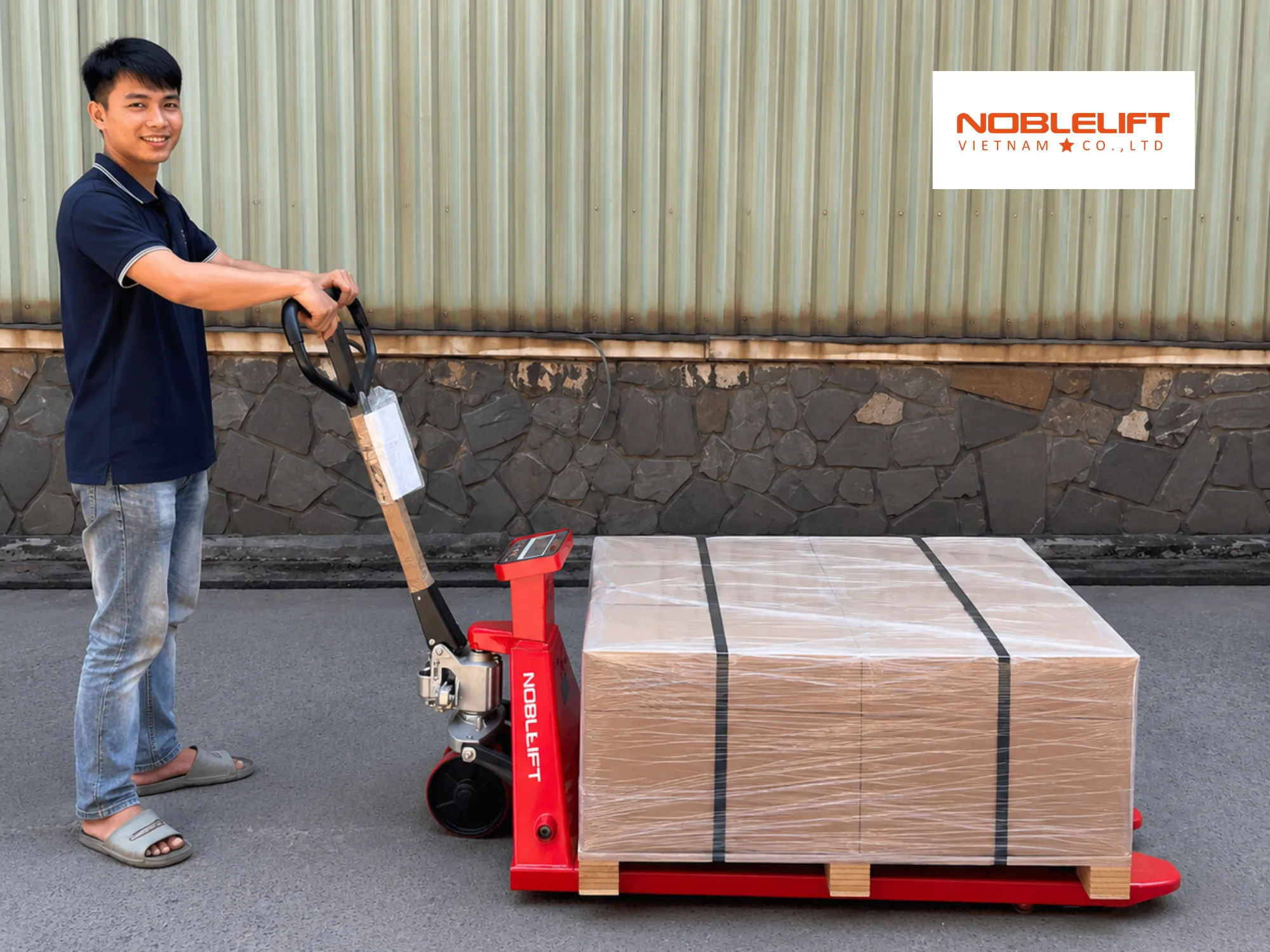 Sức mạnh vượt trội khi kéo pallet 5 tấn bằng xe nâng tay thủy lực