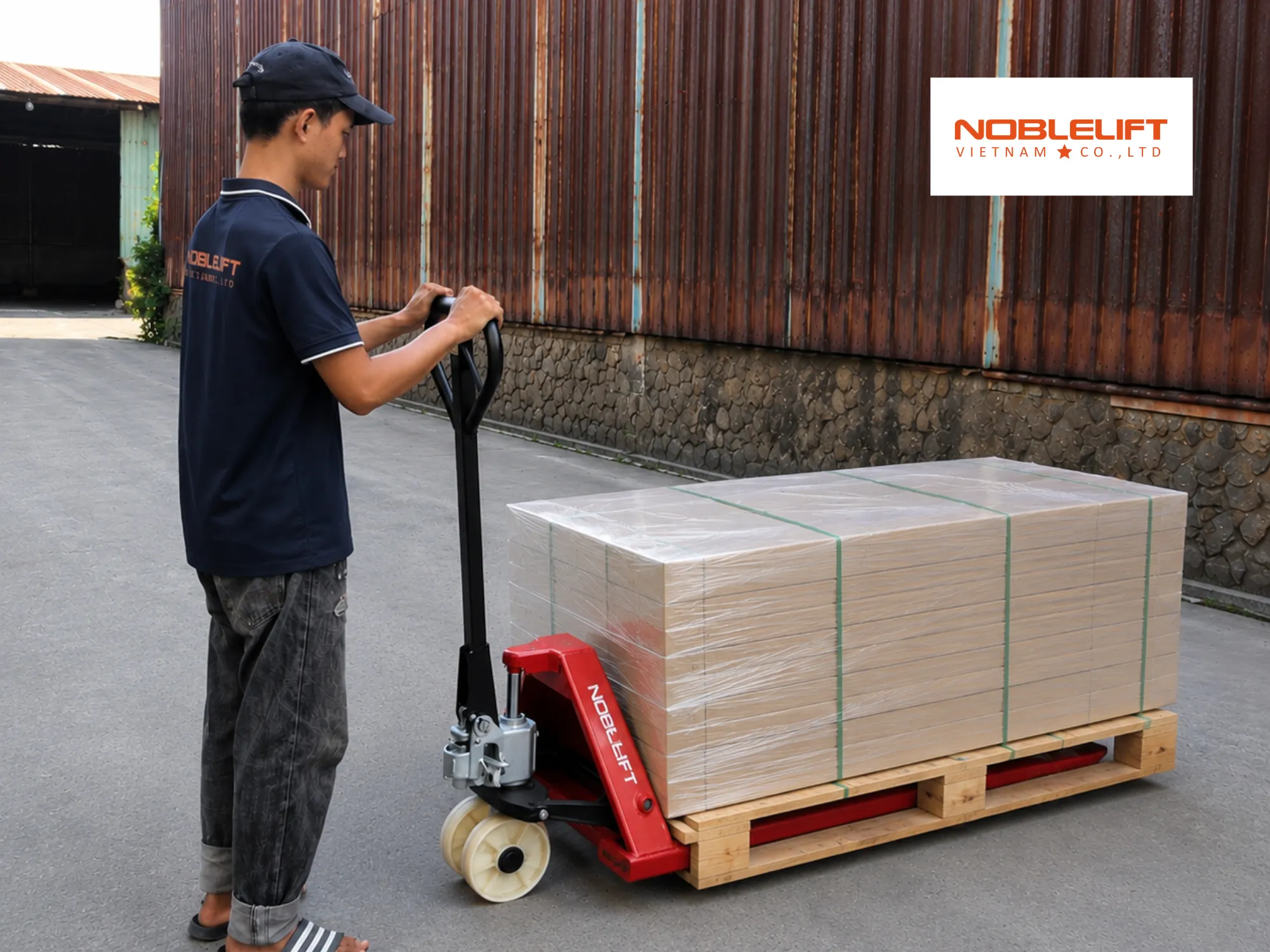 Độ bền khung gầm khi kéo pallet 5 tấn bằng xe nâng tay thủy lực