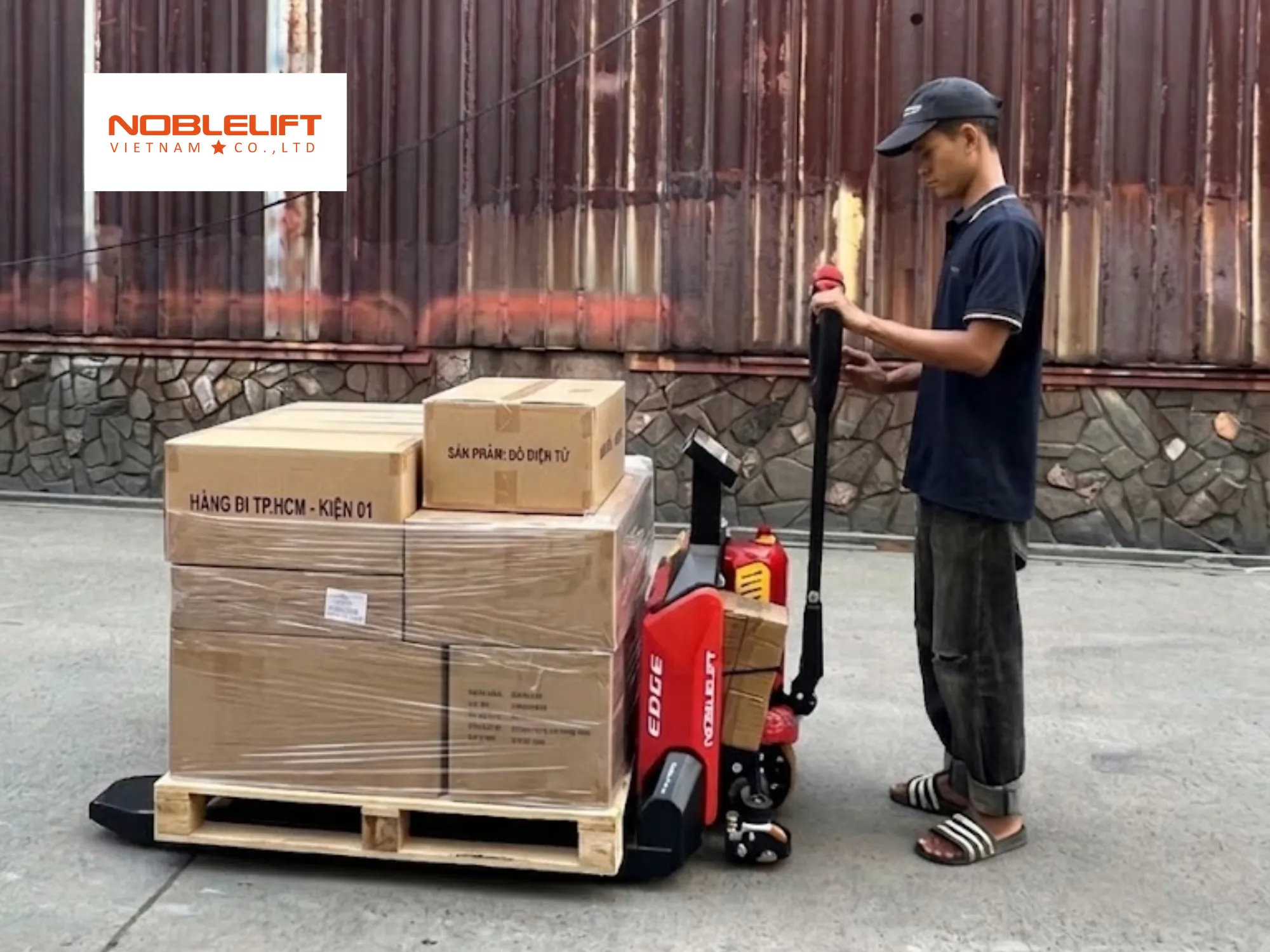 Kinh nghiệm chọn xe nâng gắn cân phù hợp với môi trường kho hóa chất, ẩm ướt