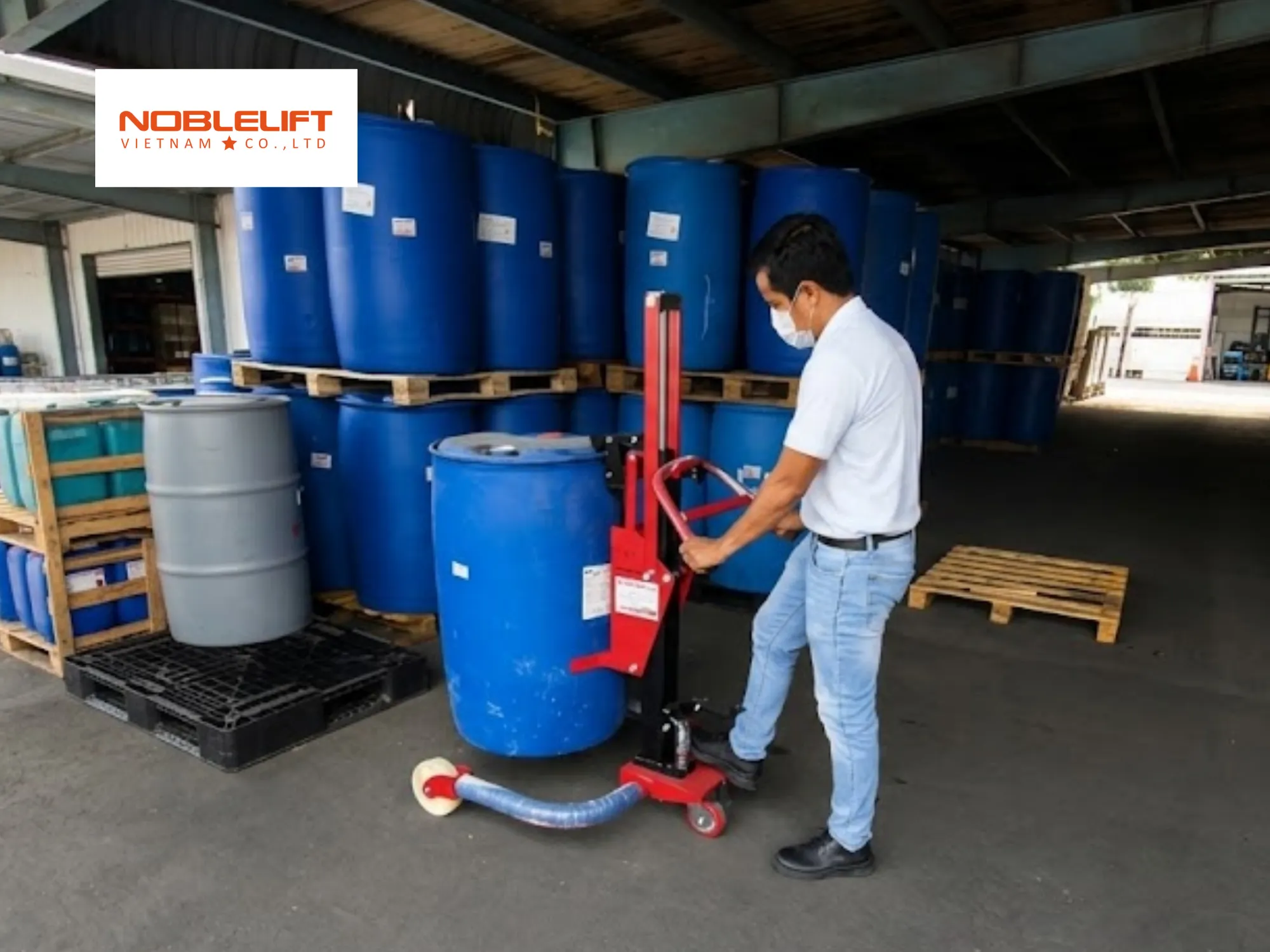Đánh giá dòng cơ khi chọn mua xe nâng đổ phuy