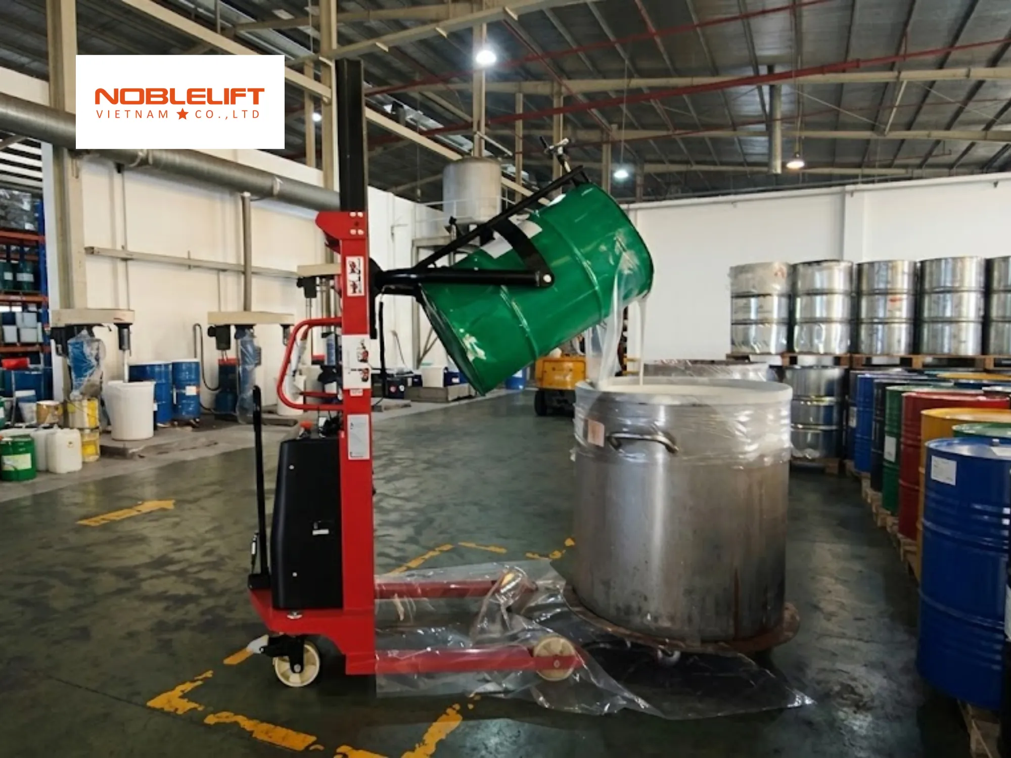 Khảo sát môi trường kho để chọn mua xe nâng đổ phuy