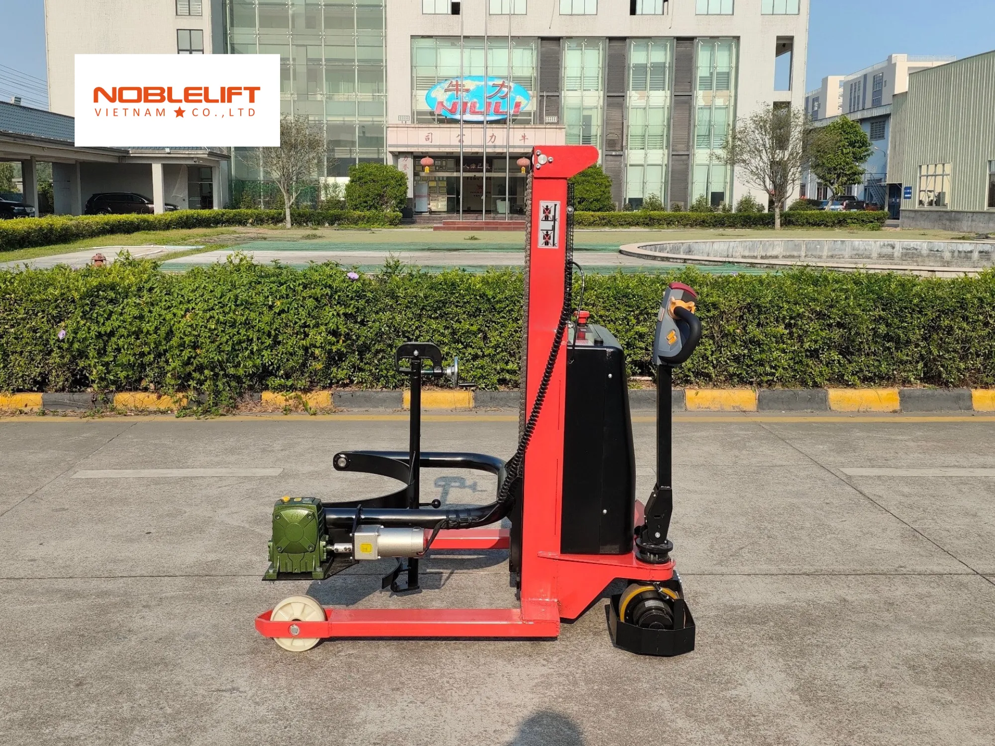 Đến Noblelift Việt Nam để chọn mua xe nâng đổ phuy