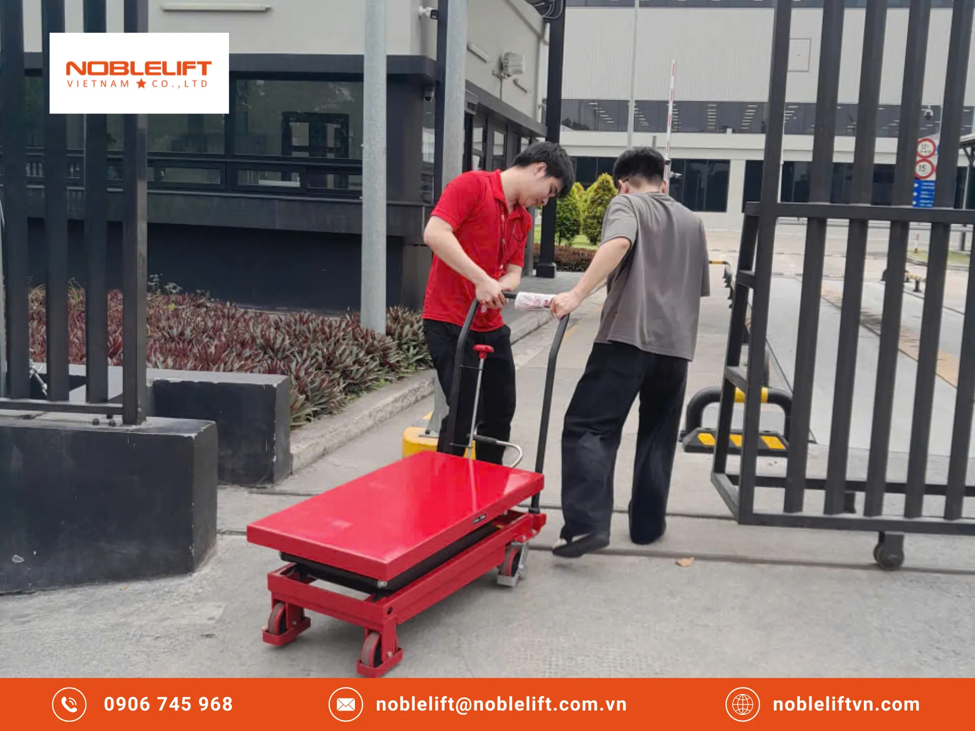 Tối ưu không gian xưởng khi nâng hạ khuôn mẫu bằng xe nâng mặt bàn thủy lực