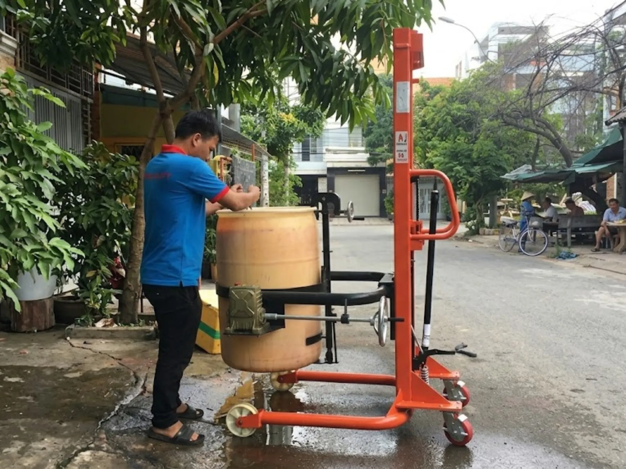 Mua giải pháp quay lật 360 độ nhẹ tênh bằng dòng xe nâng đổ phuy Noblelift