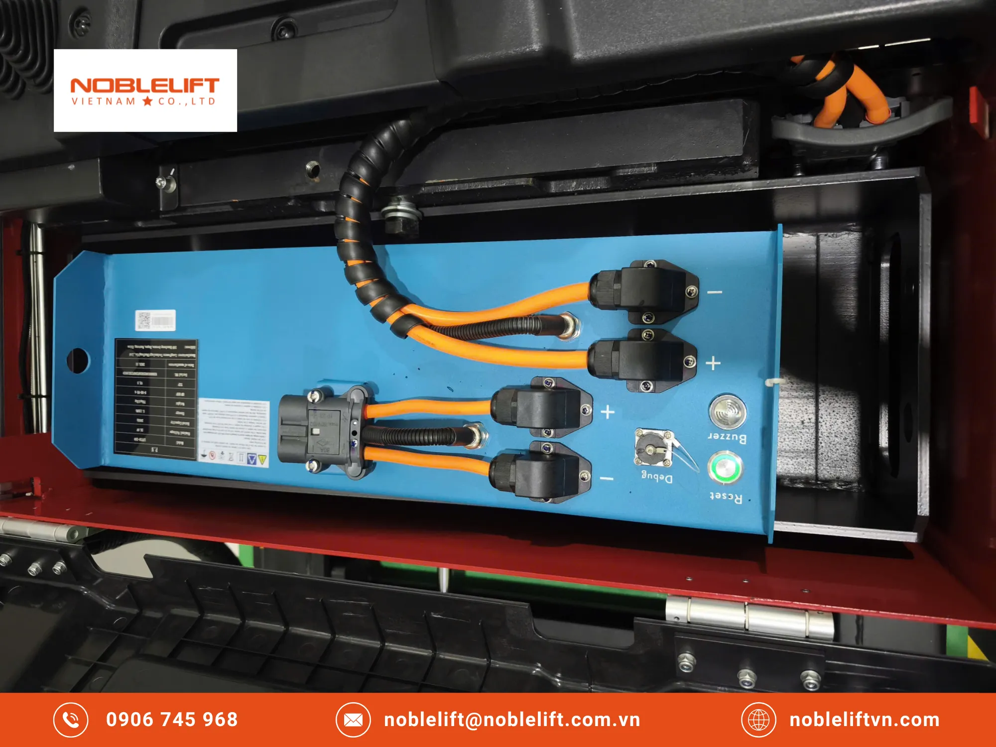 Sử dụng bộ sạc tiêu chuẩn để bảo vệ việc sạc pin lithium cho xe nâng điện