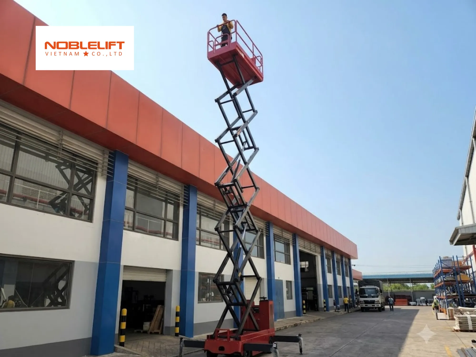 Vì sao sử dụng thang nâng người chuẩn an toàn trở thành giải pháp làm việc trên cao hiệu quả?