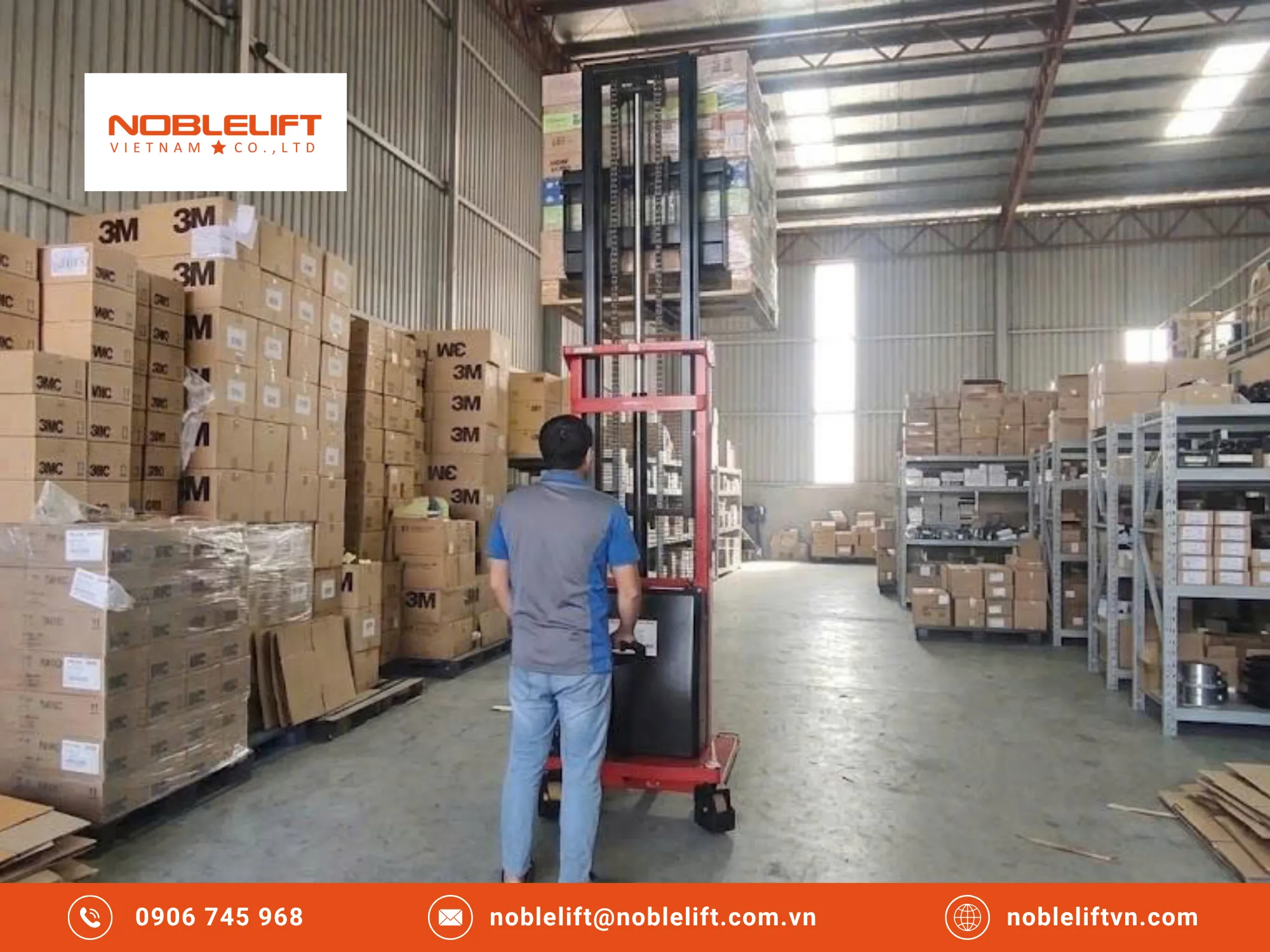 Loại bỏ bụi bẩn nhờ ứng dụng thiết bị nâng hạ chuyên dụng chạy điện