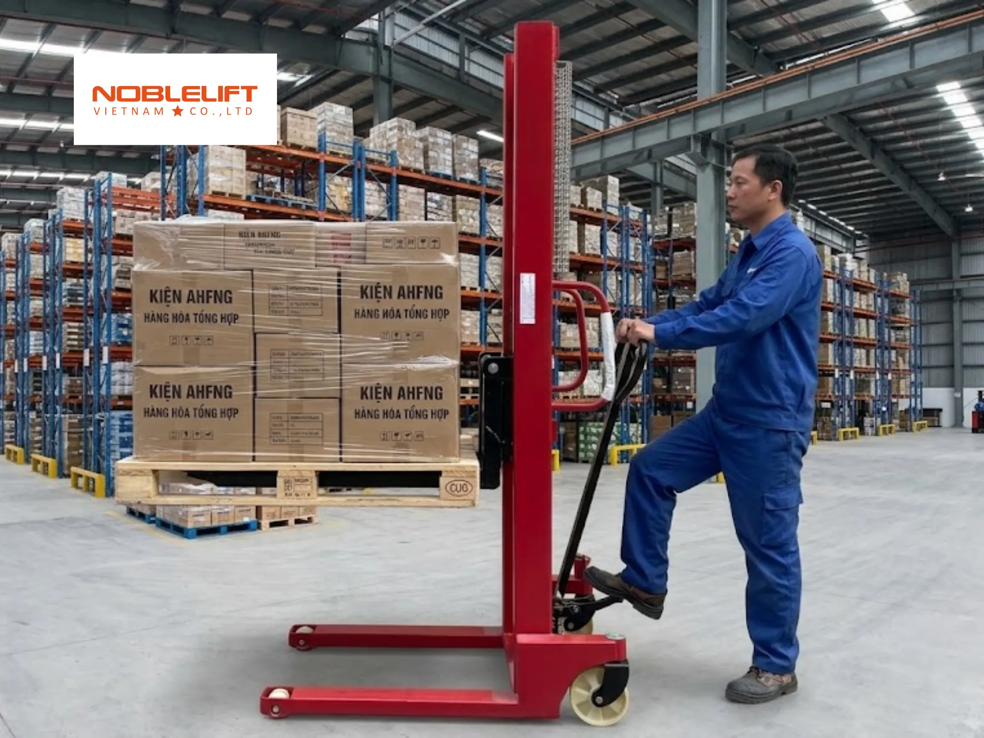 Tối ưu chiều cao kho nhờ xe nâng tay cao nâng hàng tới 3 mét