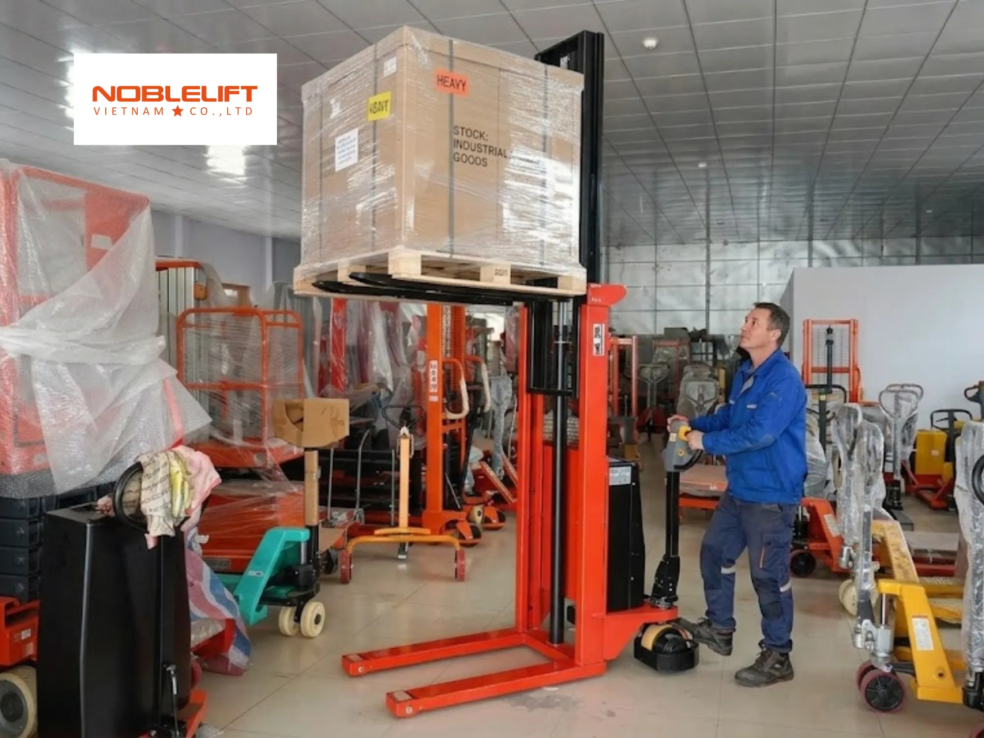 Độ an toàn khi tối ưu chiều cao kho nhờ xe nâng tay cao tải nặng