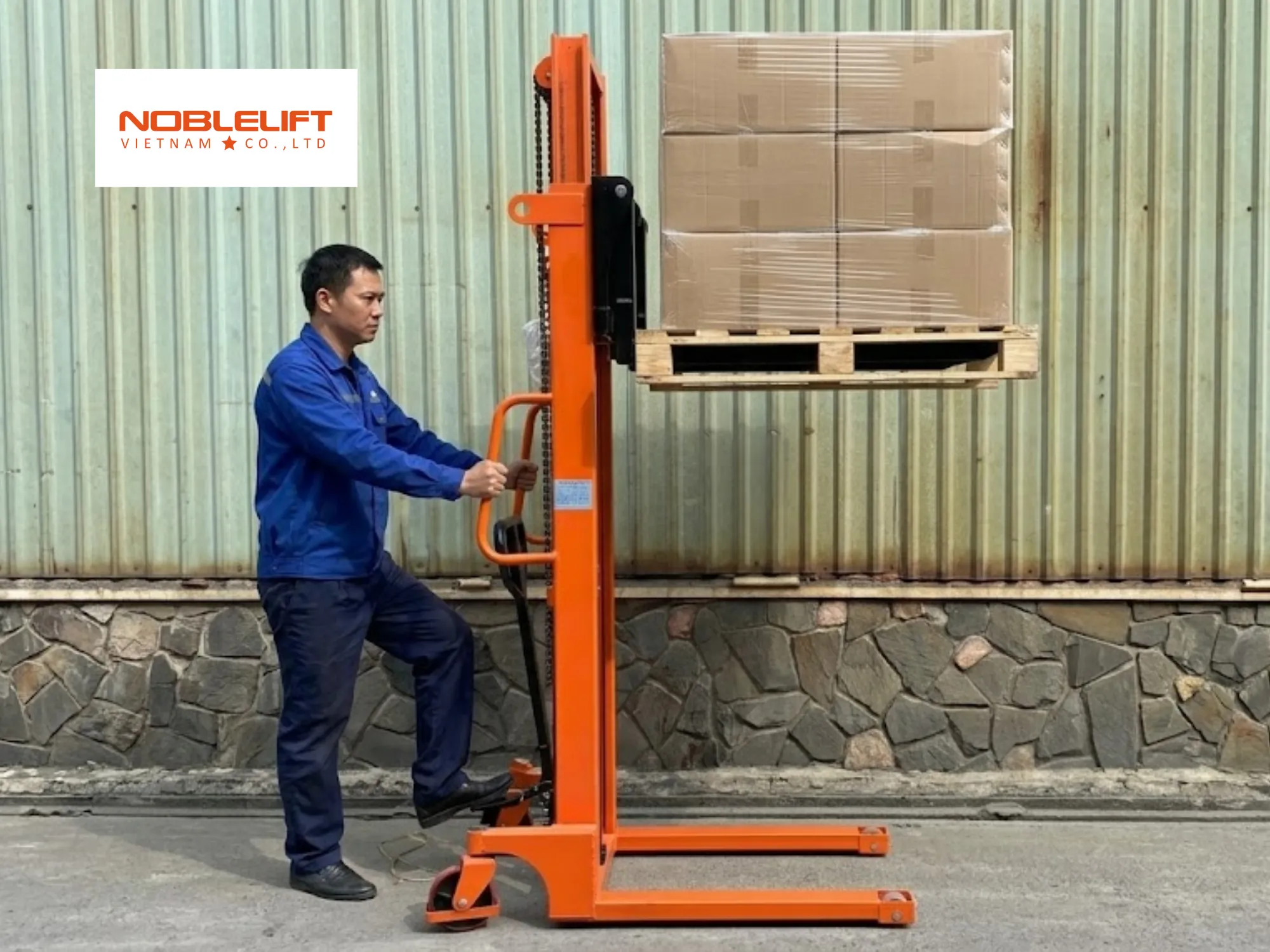 Mua thiết bị giúp tối ưu chiều cao kho nhờ xe nâng tay cao chính hãng