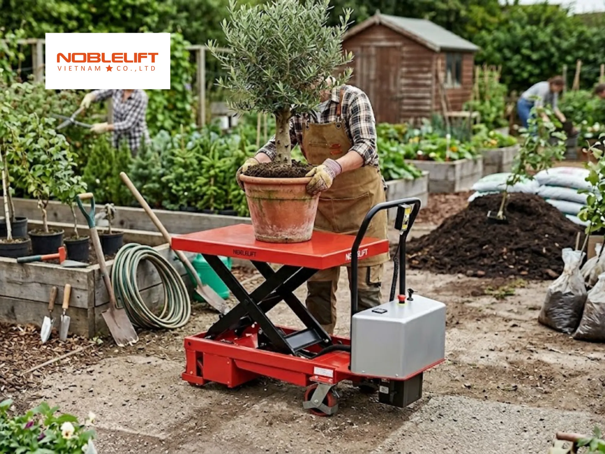 Di chuyển chậu cây cồng kềnh là ứng dụng tuyệt vời của xe nâng mặt bàn ở nhà vườn