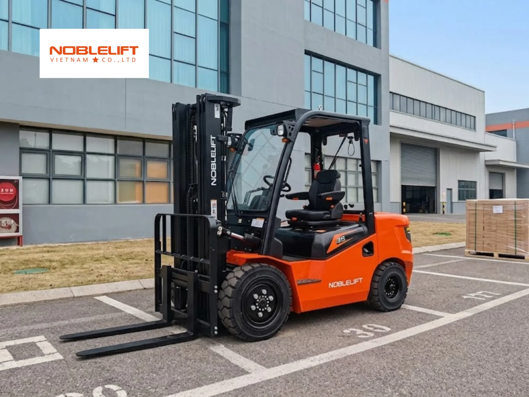 Động cơ khỏe là ưu điểm của xe nâng dầu ngồi lái ngoài trời
