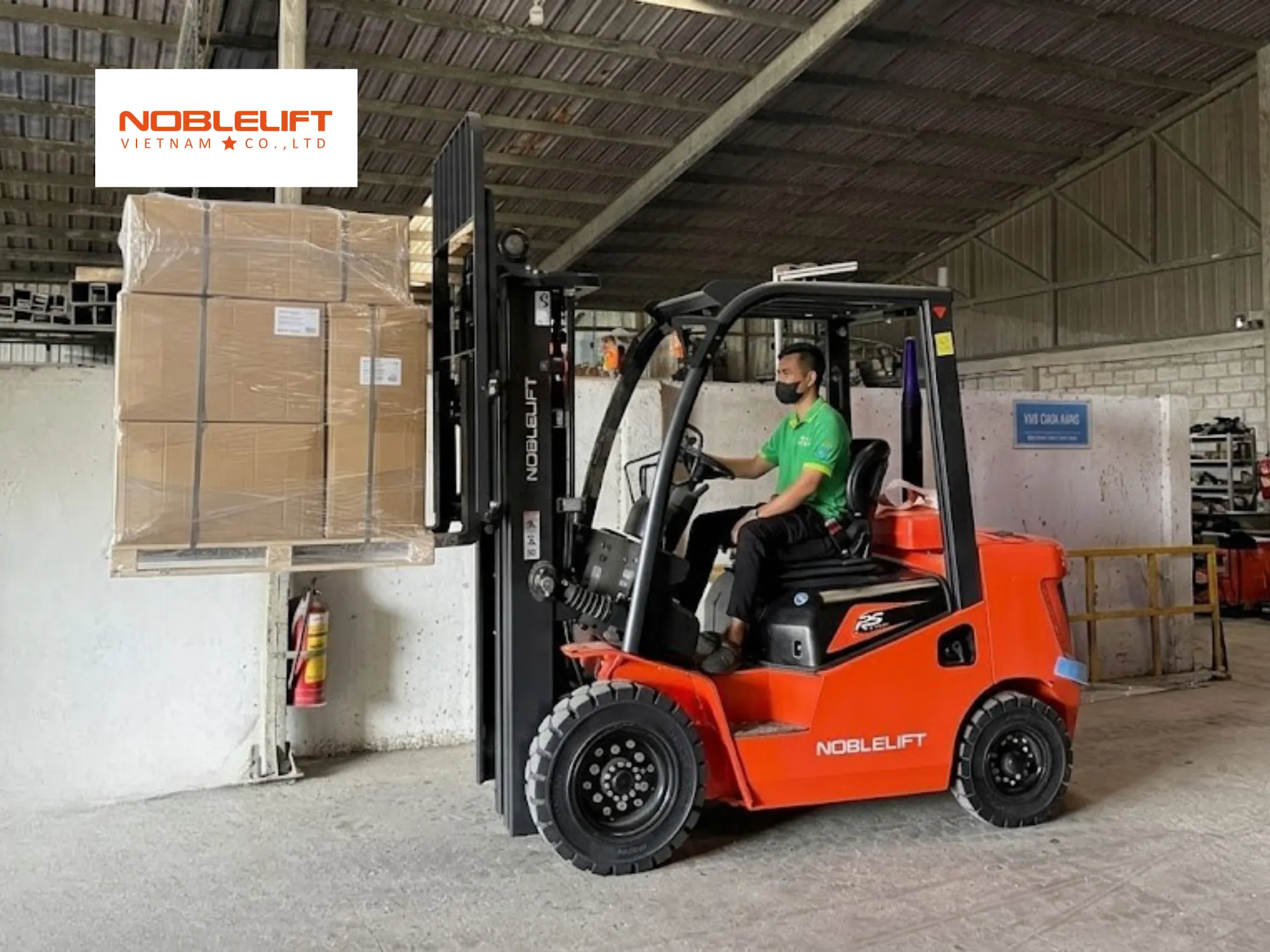 Gầm cao linh hoạt là ưu điểm của xe nâng dầu ngồi lái ngoài trời