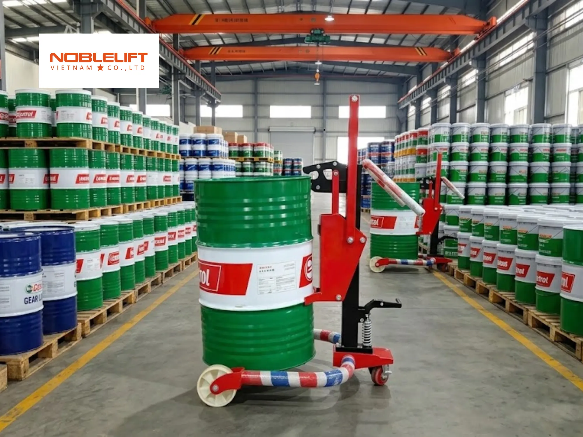 Lợi ích khi xả dung dịch trong thùng phuy bằng xe nâng đổ phuy