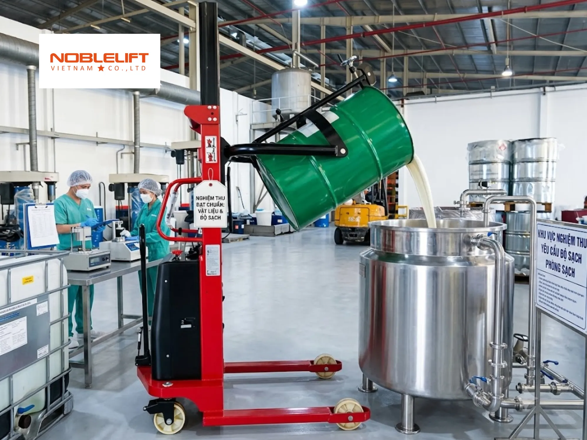 Độ an toàn cao lúc xả dung dịch trong thùng phuy bằng xe nâng đổ phuy