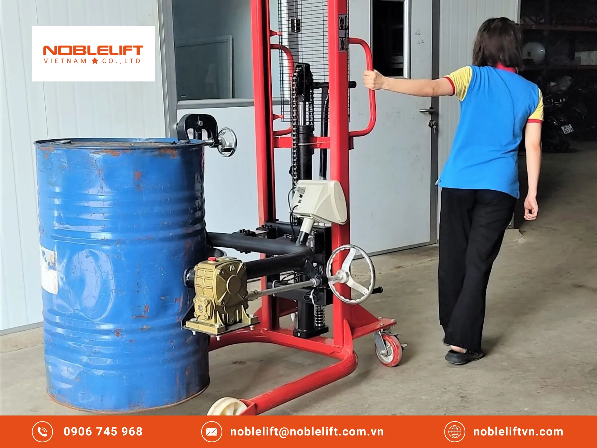 Giải phóng sức lao động nhờ cơ chế vận hành thông minh của xe đẩy thùng phuy