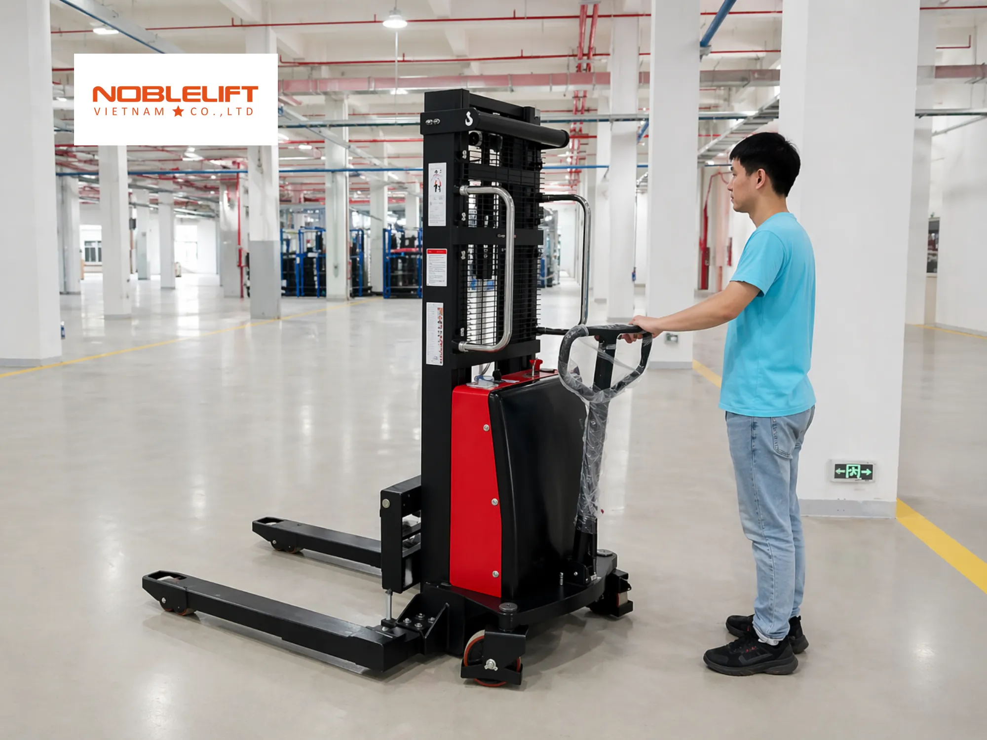 Kinh nghiệm chọn xe nâng bán tự động chân rộng cho pallet