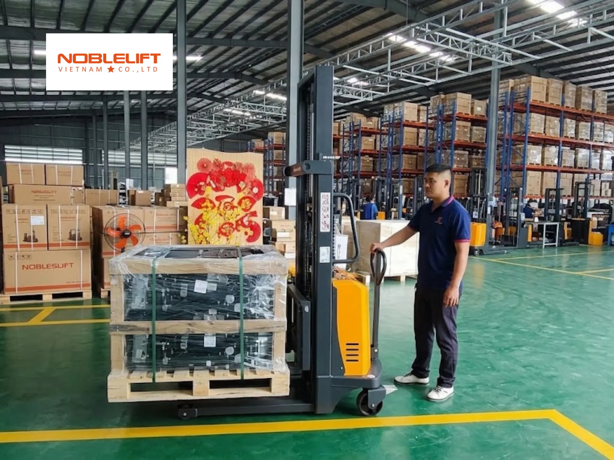 Khảo sát pallet khi chọn xe nâng bán tự động chân rộng cho pallet