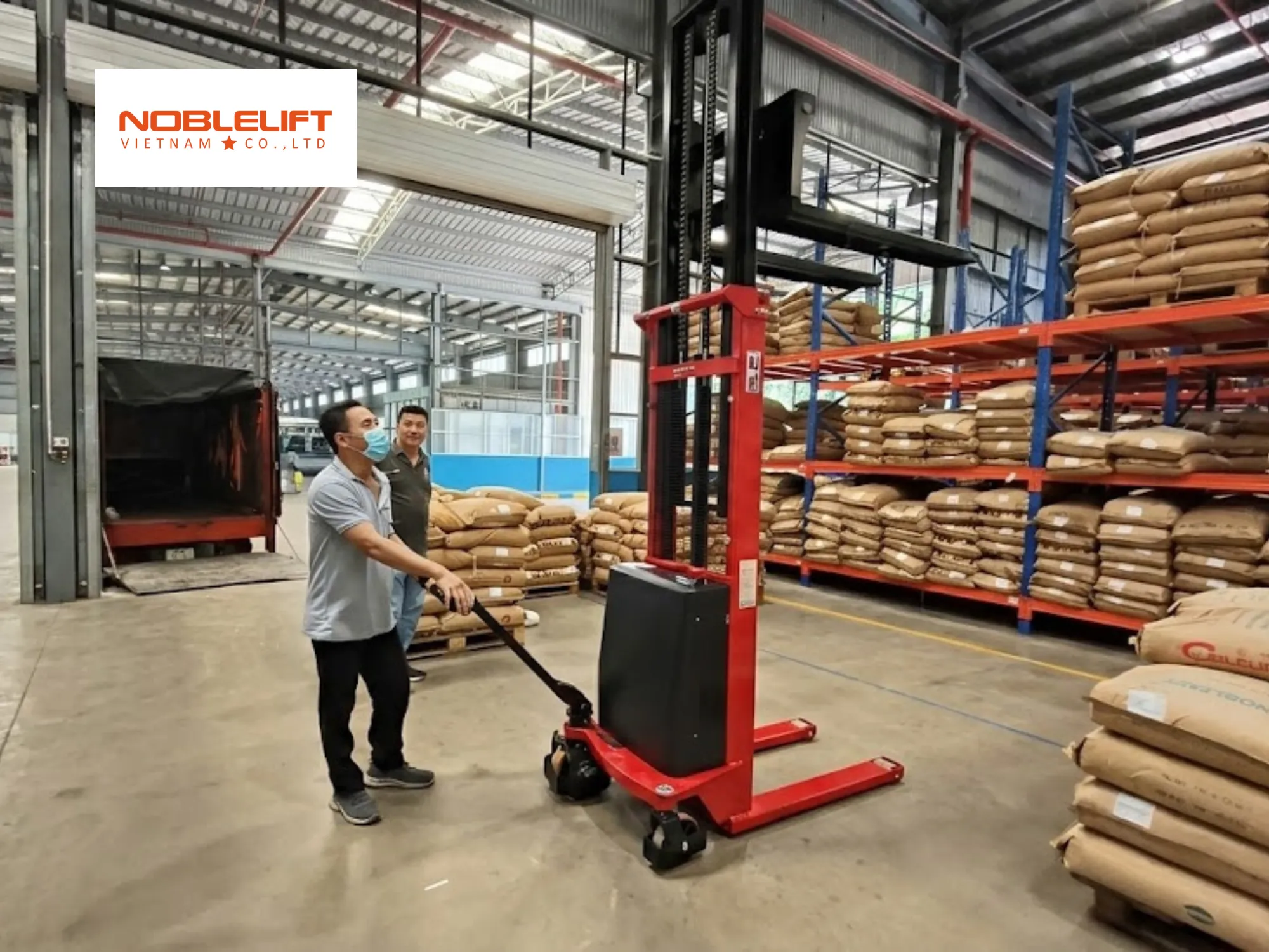 Khảo sát lối đi khi chọn xe nâng bán tự động chân rộng cho pallet