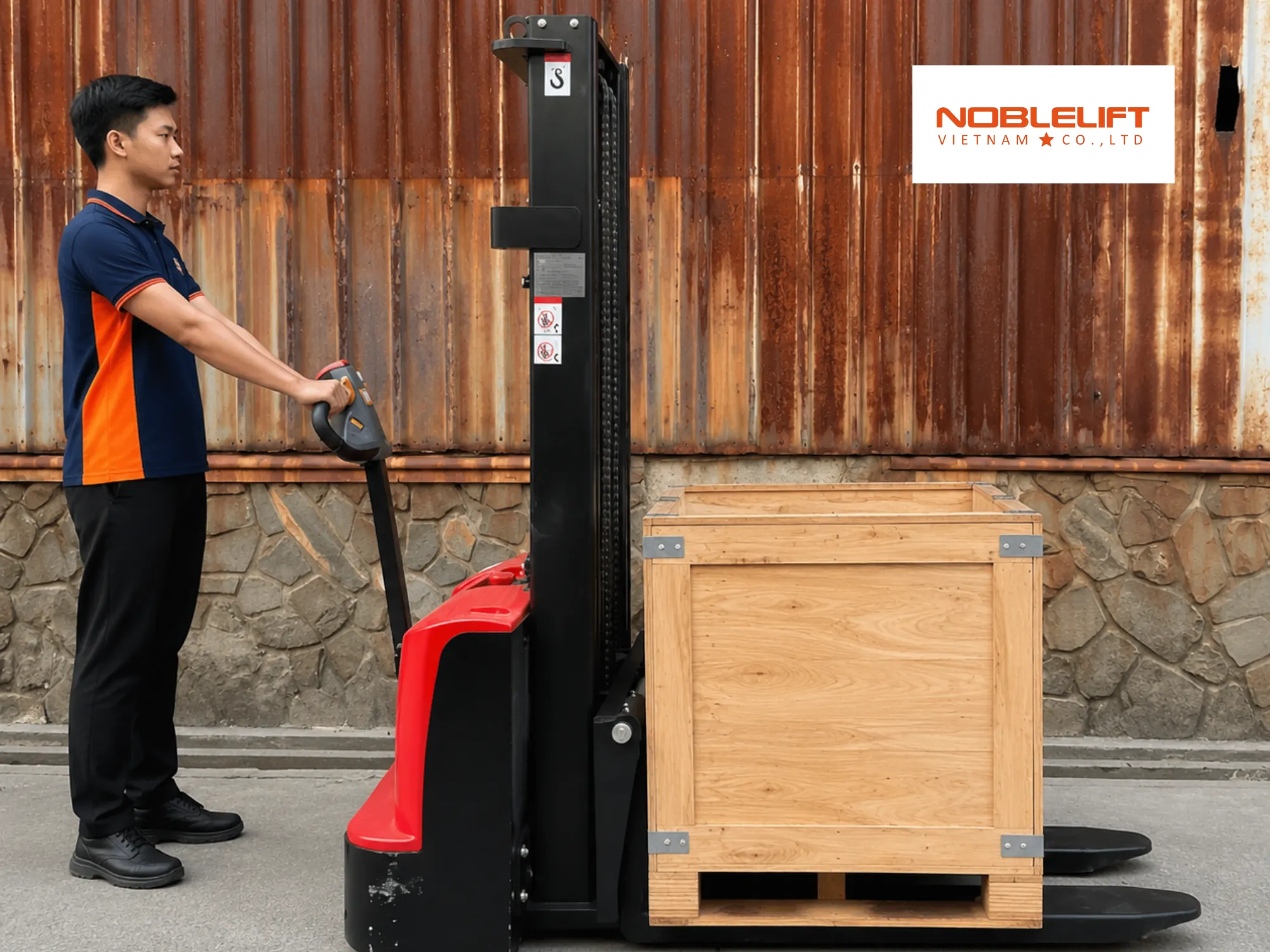 Kiểm tra thông số khi chọn xe nâng bán tự động chân rộng cho pallet